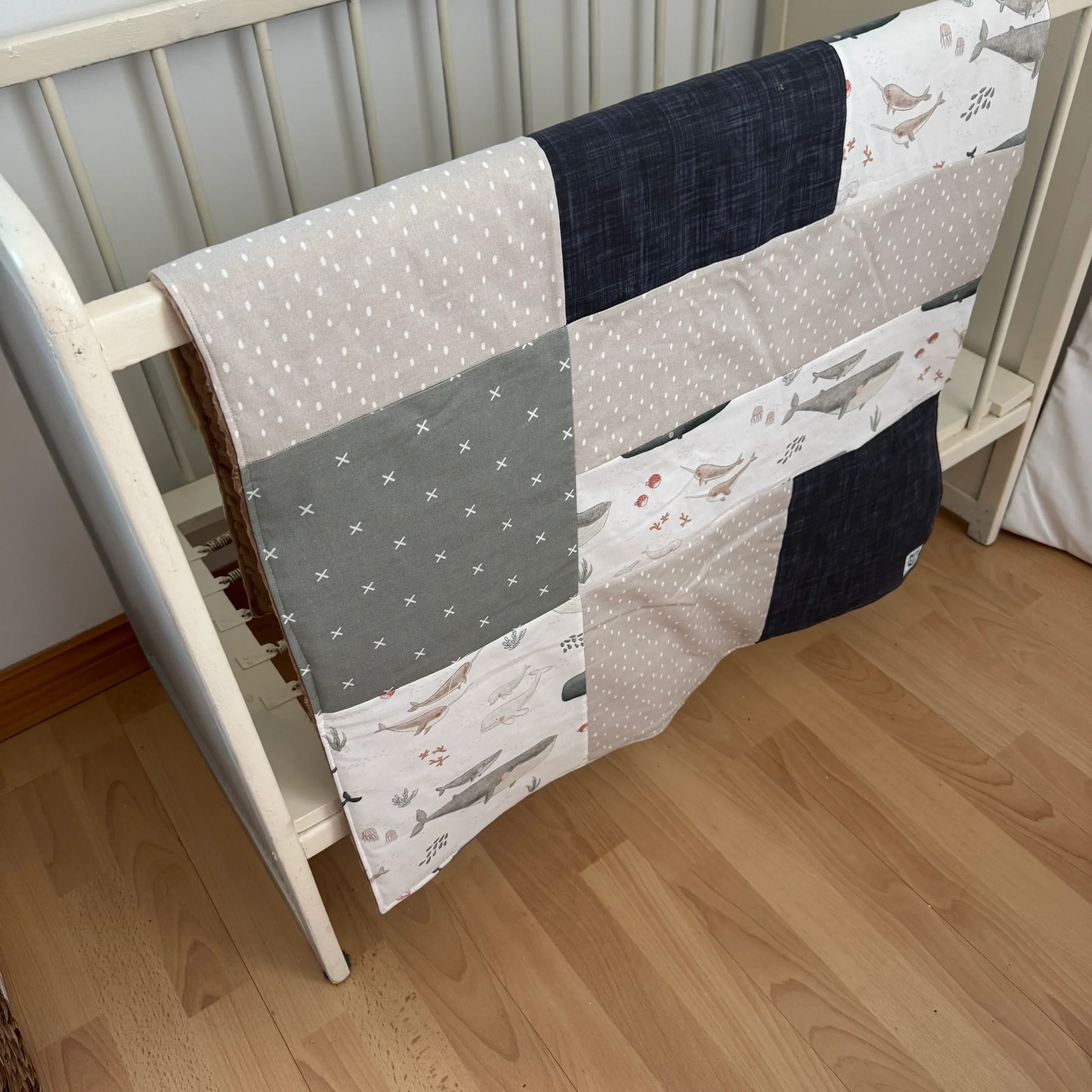 Prête à partir, Couverture de style courtepointe légèrement matelassée, familles de baleines. Endos doux en minky taupe
