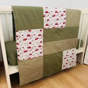 Prête à partir, Couverture de style courtepointe légèrement matelassée, Champignons. Endos doux en minky vert olive