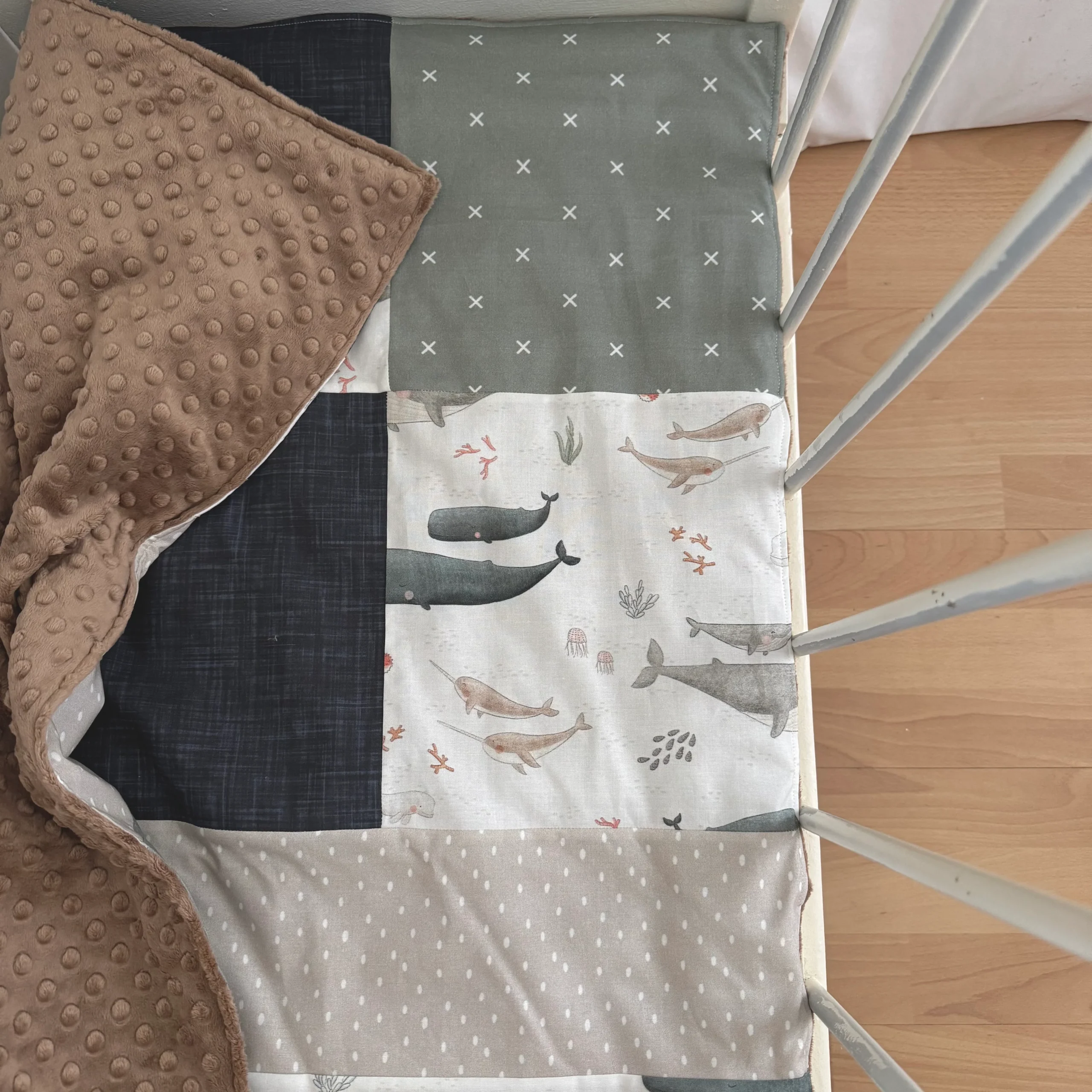Prête à partir, Couverture de style courtepointe légèrement matelassée, familles de baleines. Endos doux en minky taupe – Image 6