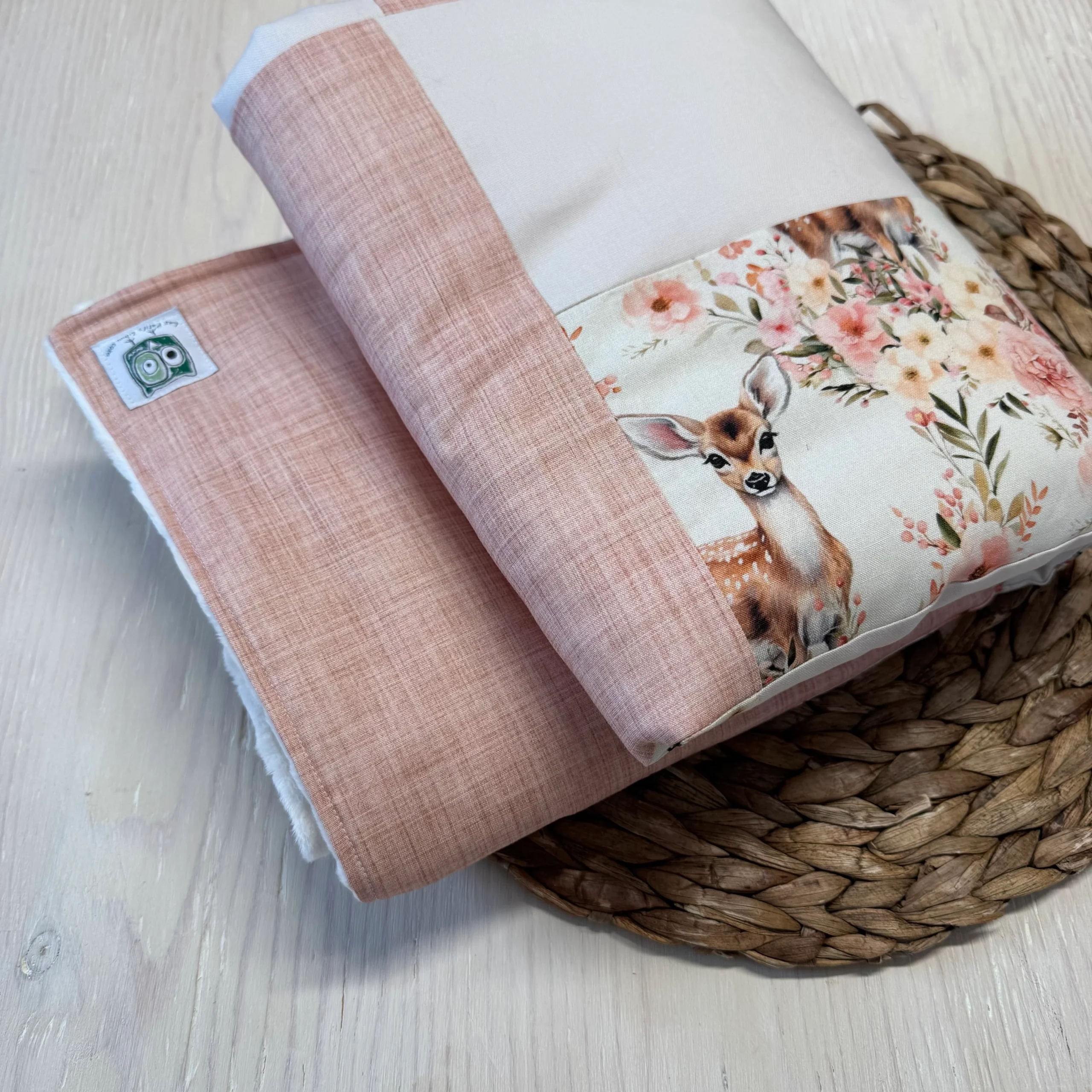 Prête à partir, Couverture de style courtepointe légèrement matelassée, cerfs fleuri rose et jaune. Endos doux en minky ivoire – Image 7