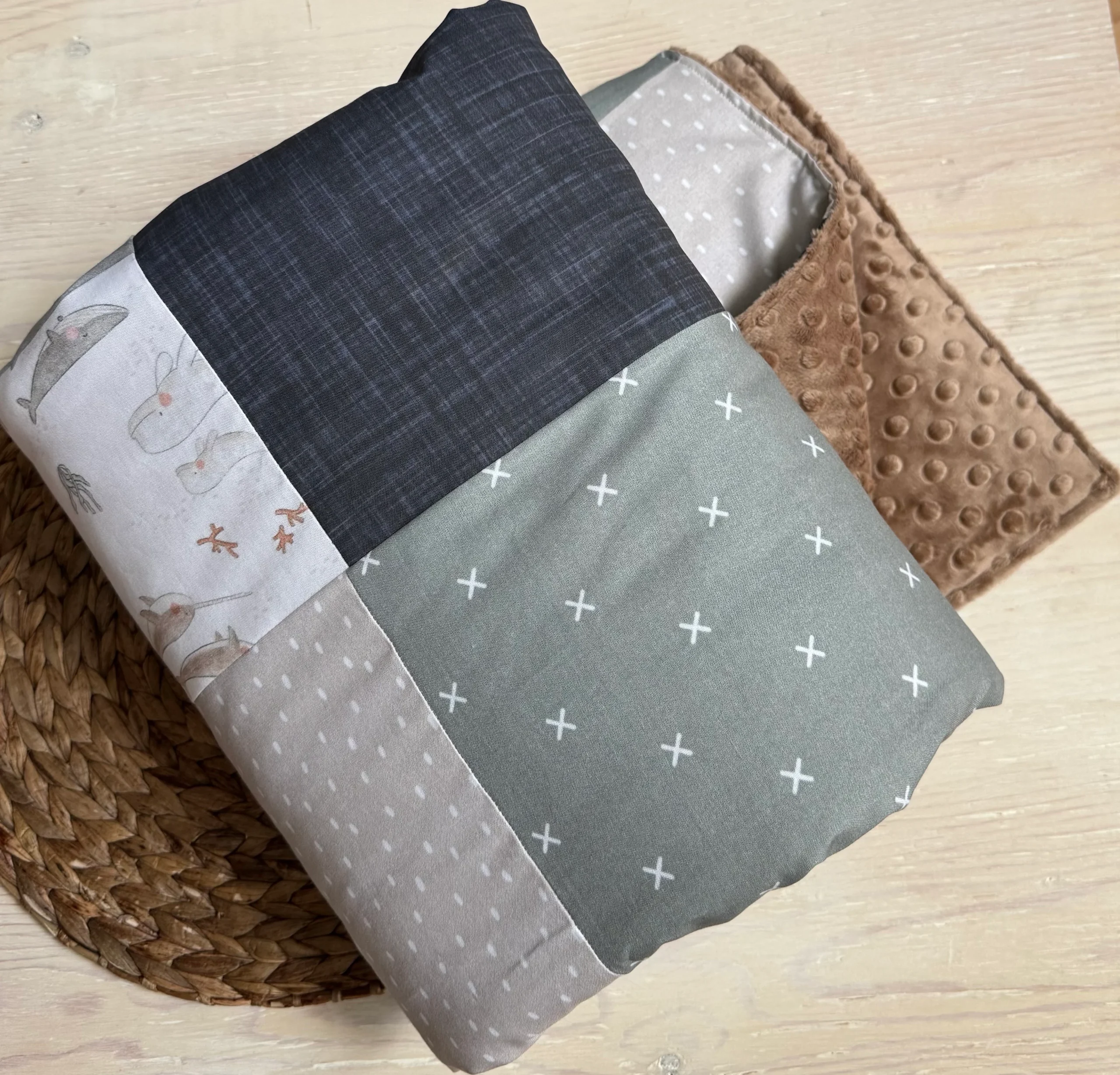 Prête à partir, Couverture de style courtepointe légèrement matelassée, familles de baleines. Endos doux en minky taupe – Image 3