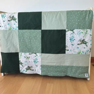 Prête à partir, Couverture de style courtepointe légèrement matelassée, tortues. Endos doux en minky émeraude