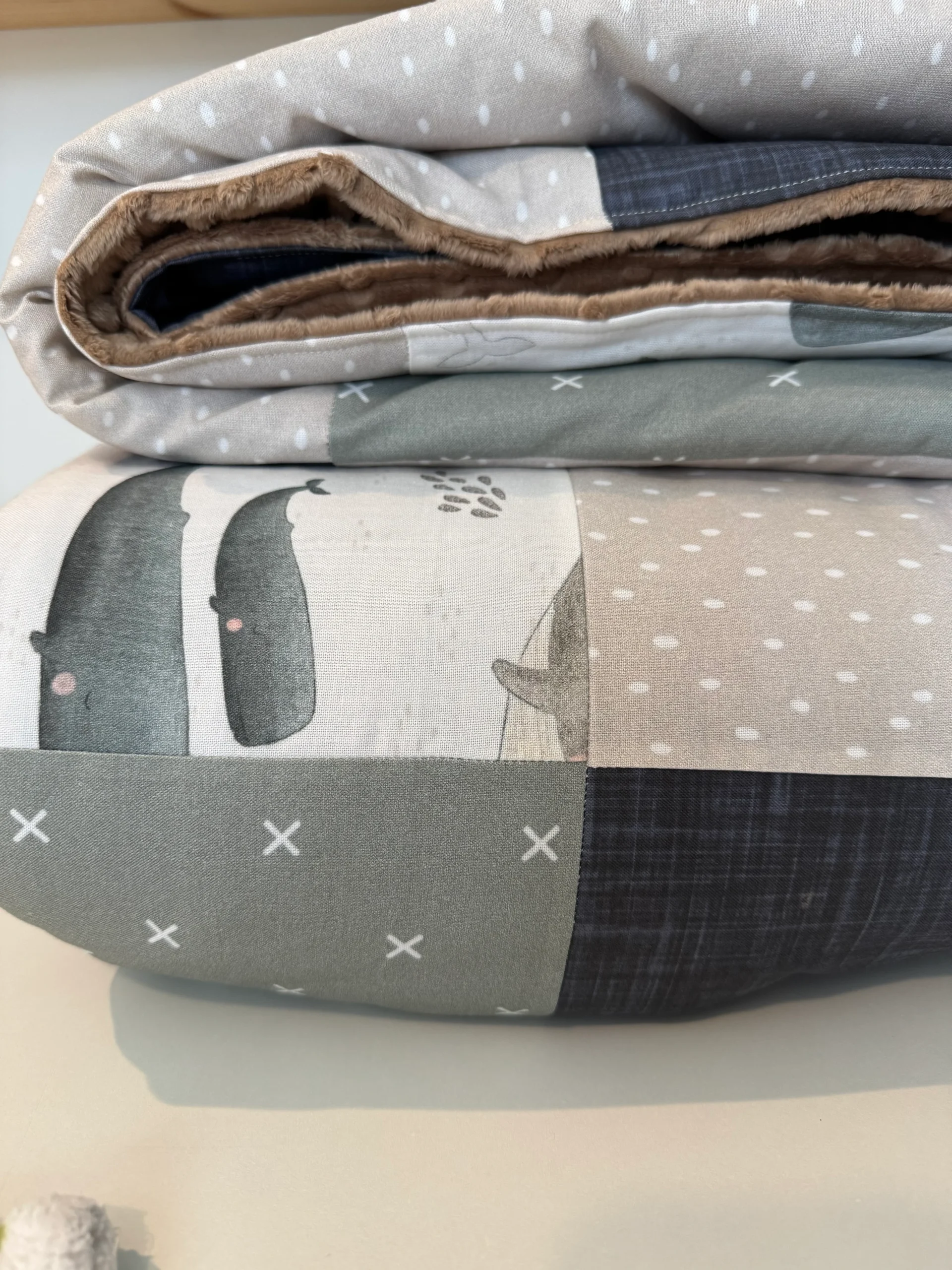 Prête à partir, Couverture de style courtepointe légèrement matelassée, familles de baleines. Endos doux en minky taupe – Image 2