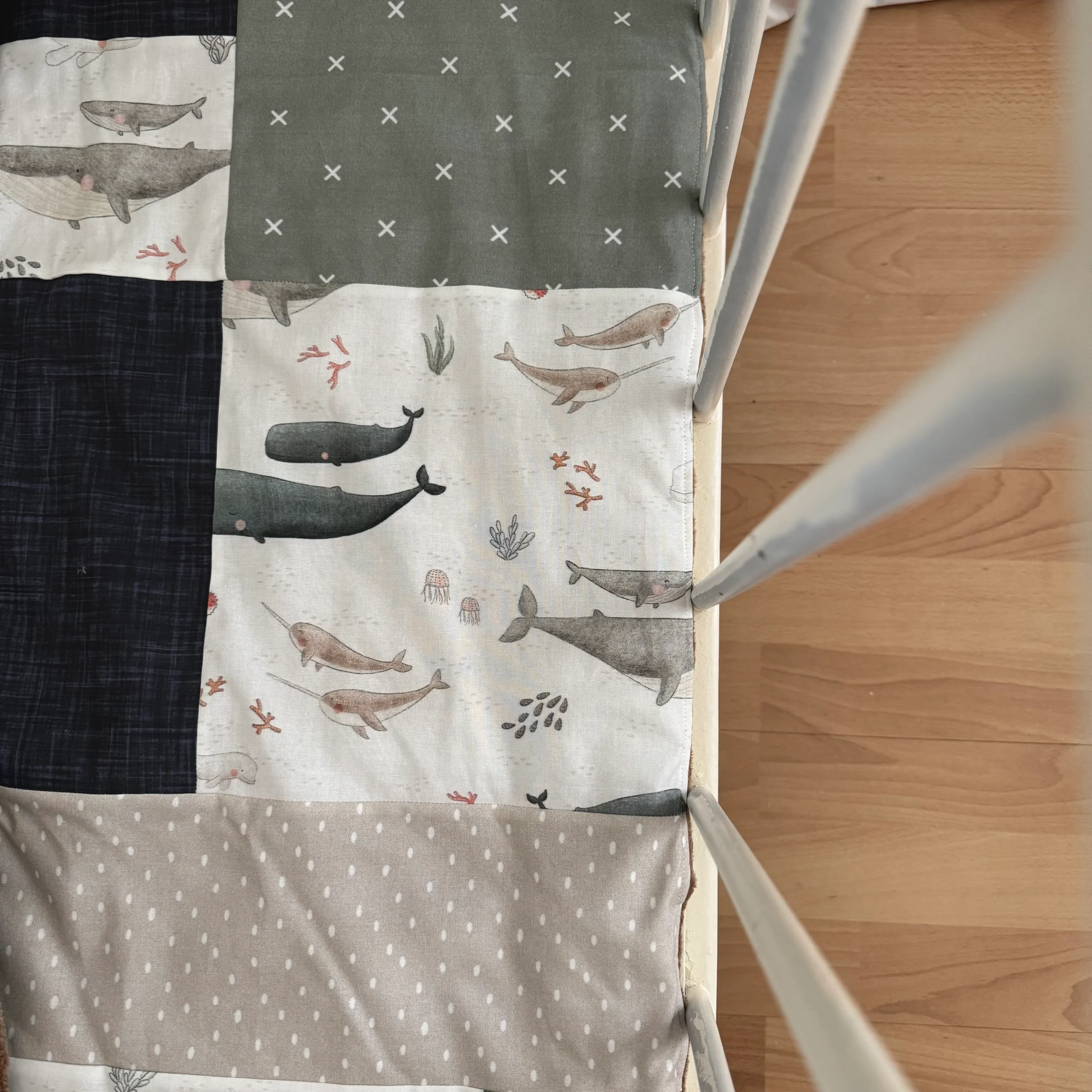 Prête à partir, Couverture de style courtepointe légèrement matelassée, familles de baleines. Endos doux en minky taupe – Image 4