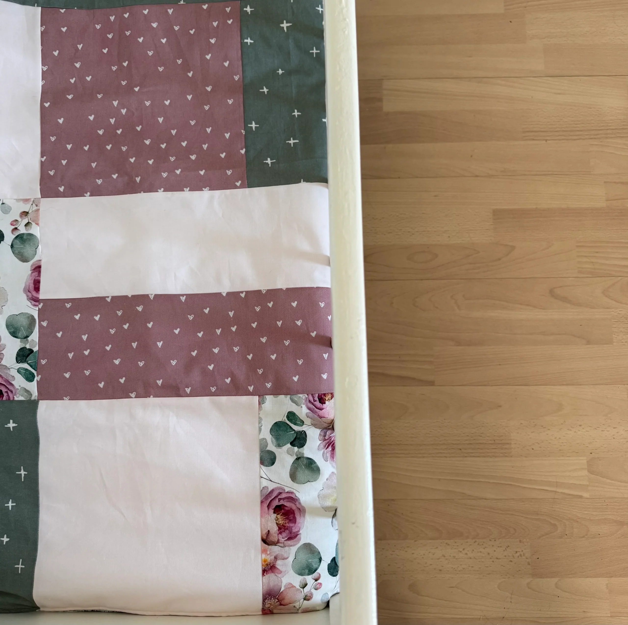 Prête à partir, Couverture de style courtepointe légèrement matelassée, fleurs roses et feuillage. Endos doux en minky ivoire – Image 8