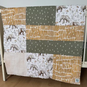 Prête à partir, Couverture de style courtepointe légèrement matelassée, Éléphants gris. Endos doux en minky ivoire