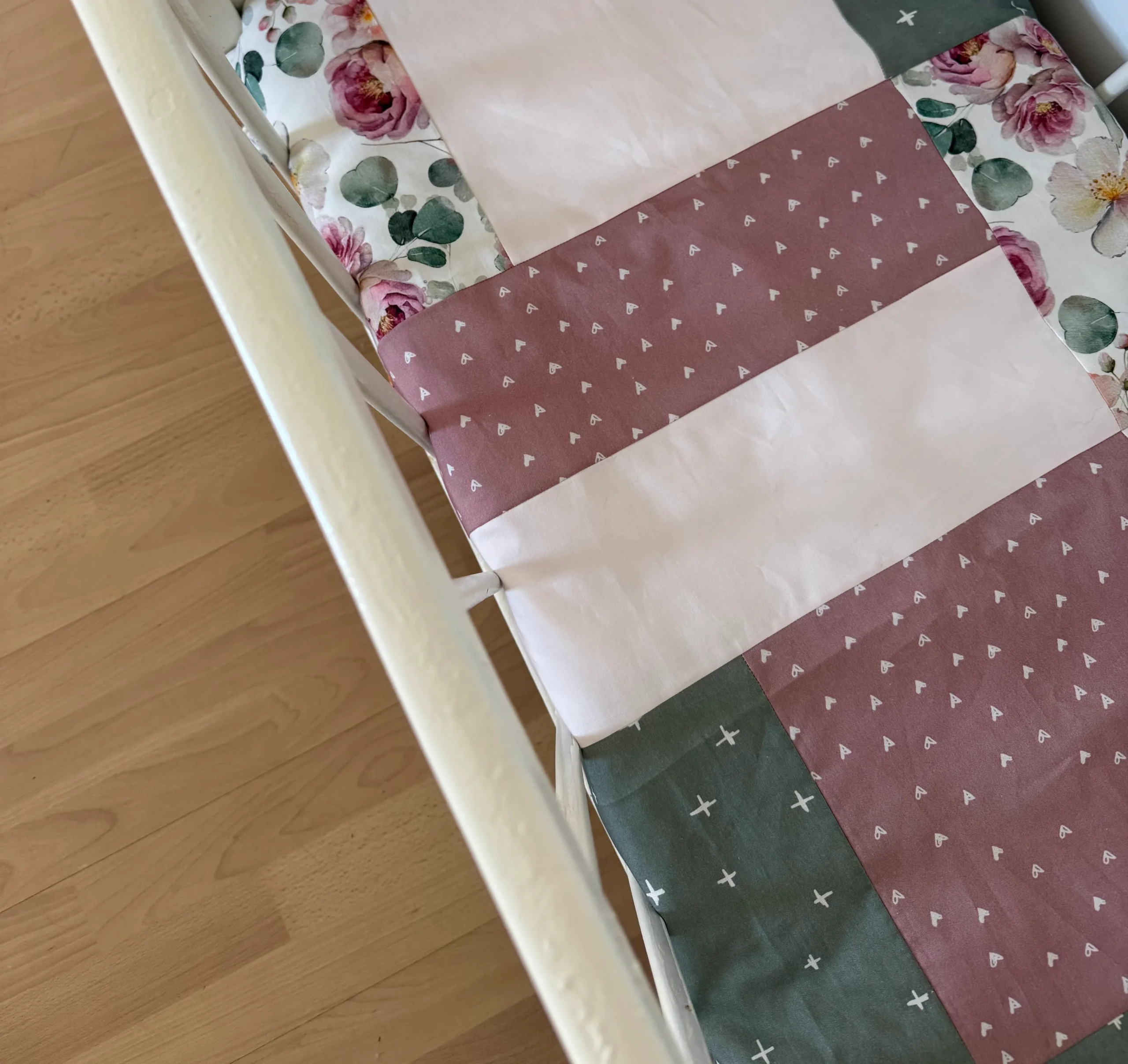 Prête à partir, Couverture de style courtepointe légèrement matelassée, fleurs roses et feuillage. Endos doux en minky ivoire – Image 5