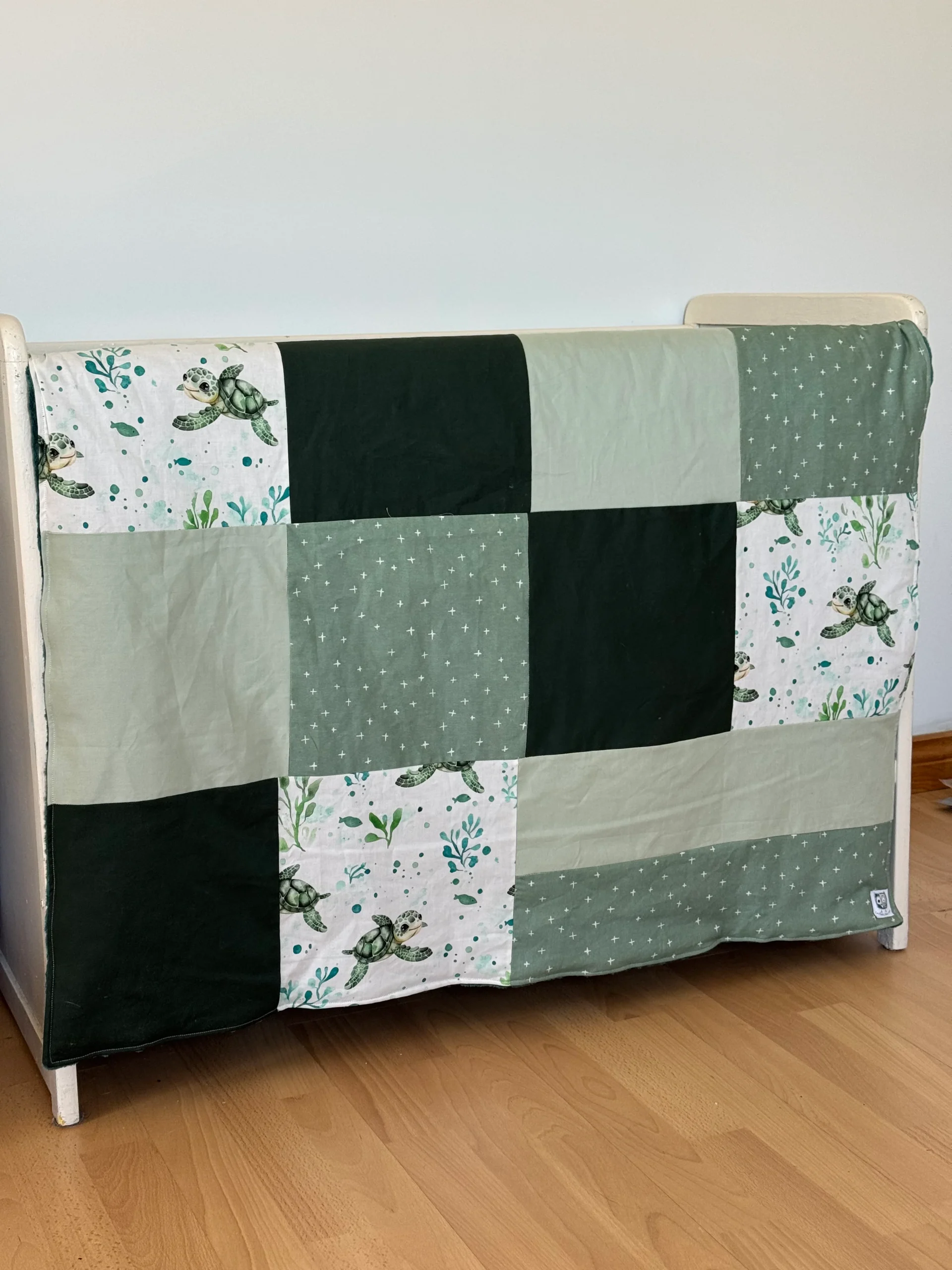 Prête à partir, Couverture de style courtepointe légèrement matelassée, tortues. Endos doux en minky émeraude – Image 6