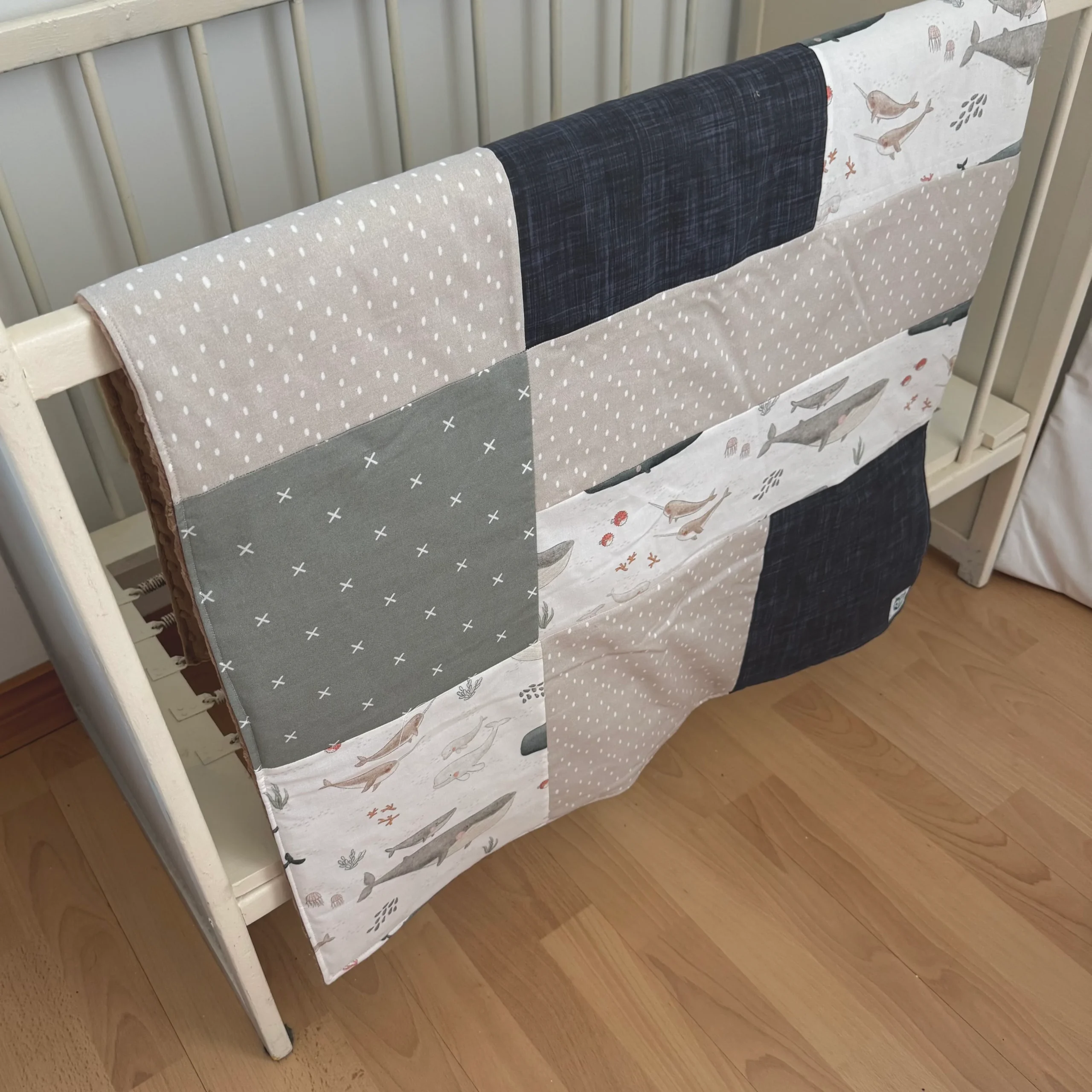 Prête à partir, Couverture de style courtepointe légèrement matelassée, familles de baleines. Endos doux en minky taupe – Image 5
