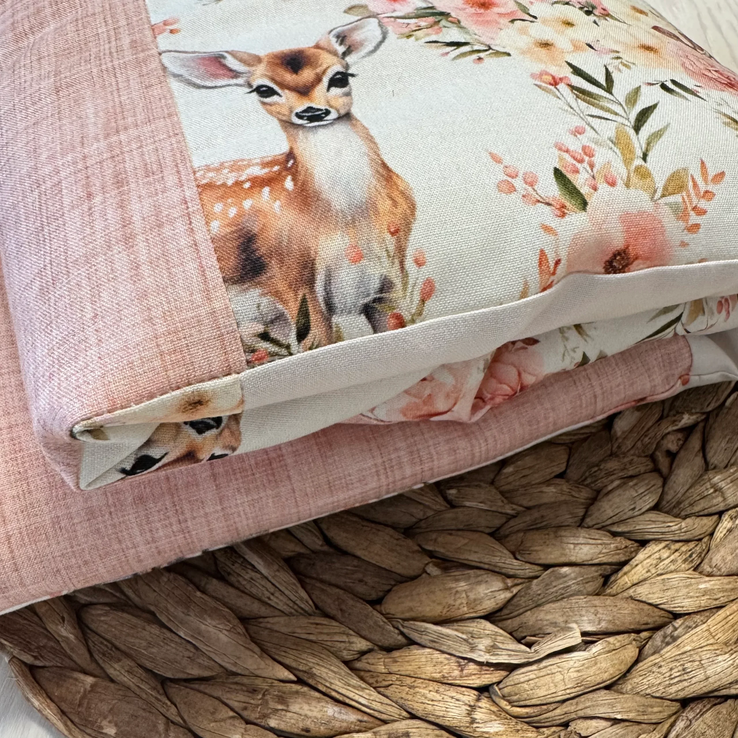 Prête à partir, Couverture de style courtepointe légèrement matelassée, cerfs fleuri rose et jaune. Endos doux en minky ivoire – Image 3