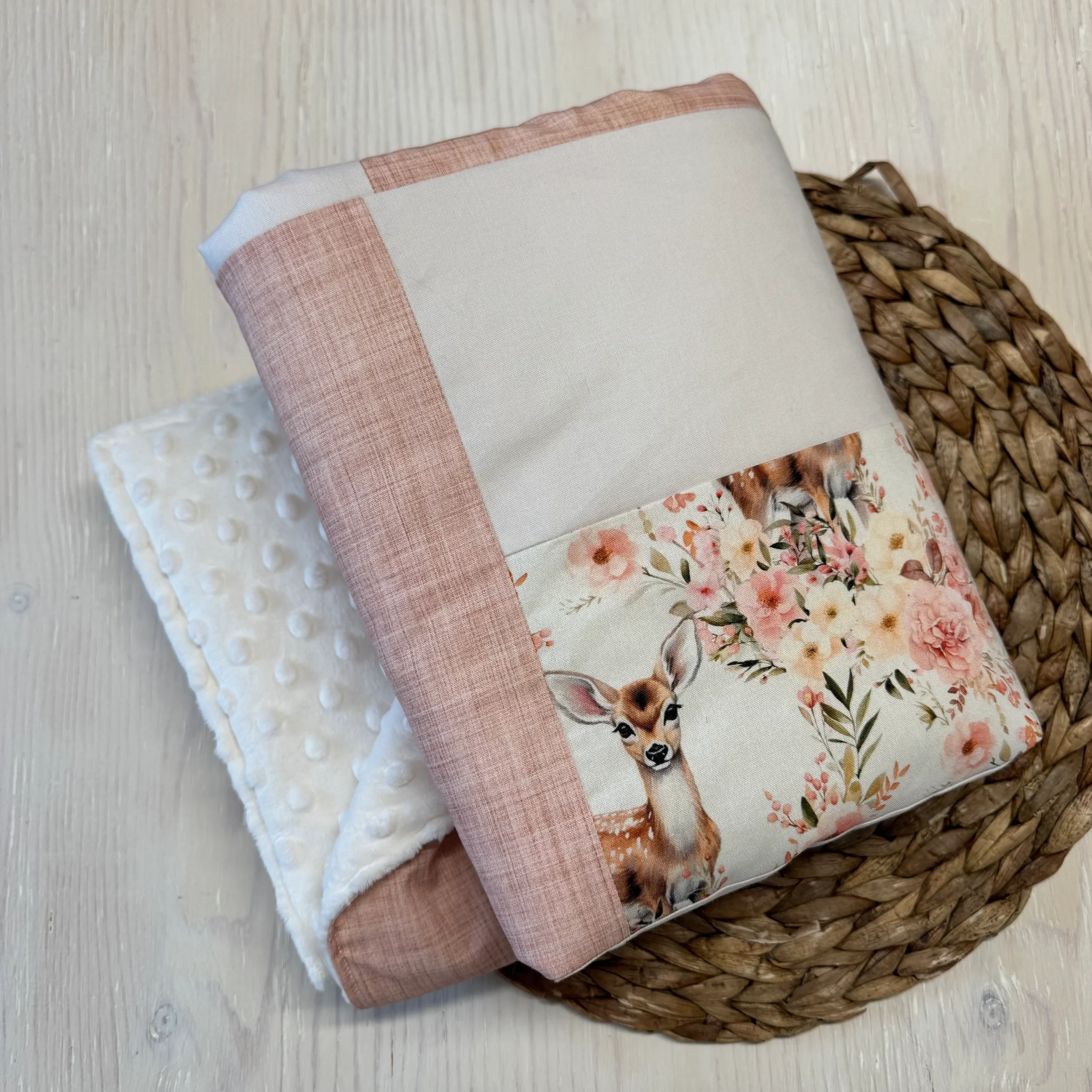 Prête à partir, Couverture de style courtepointe légèrement matelassée, cerfs fleuri rose et jaune. Endos doux en minky ivoire – Image 6