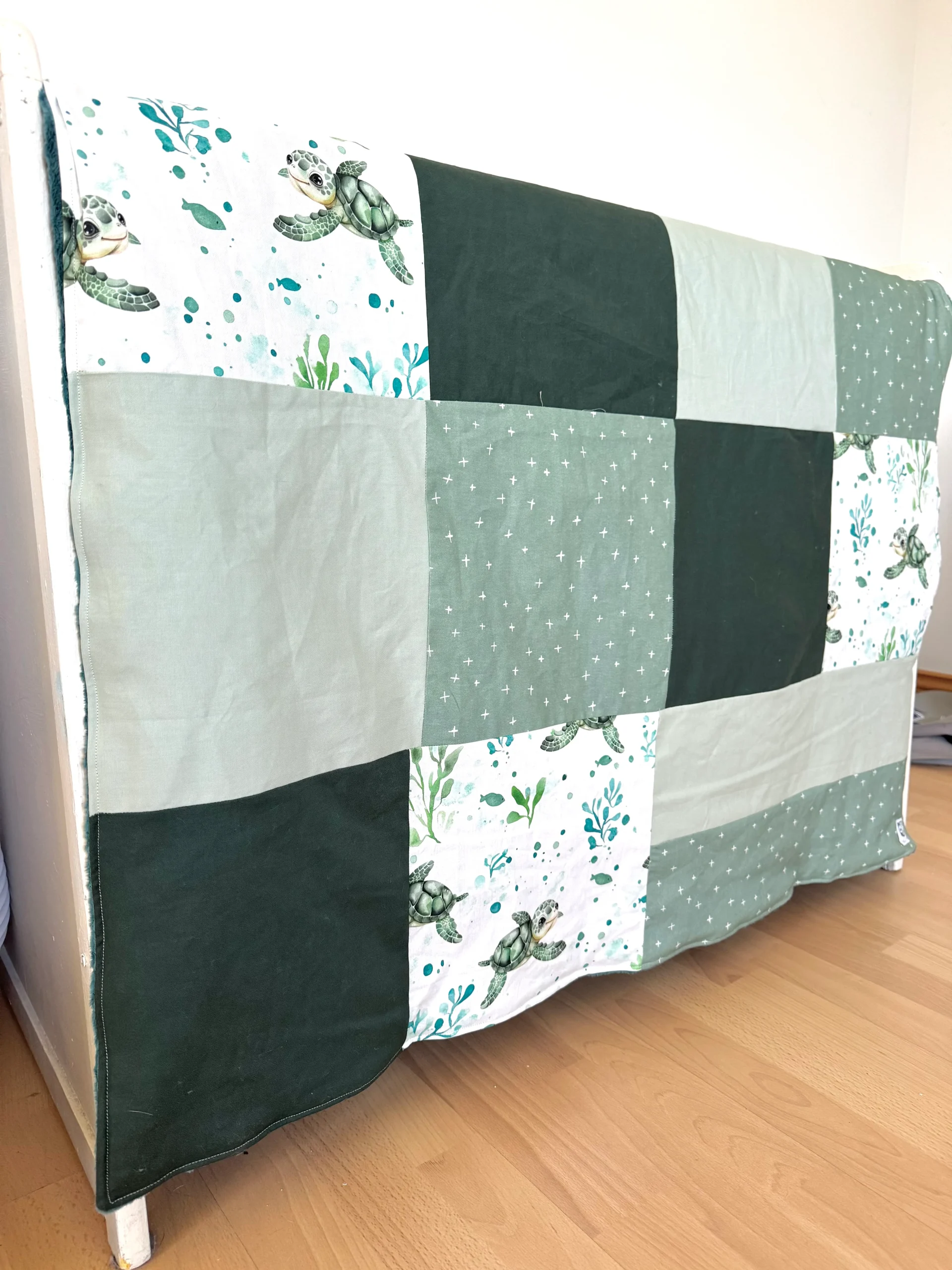 Prête à partir, Couverture de style courtepointe légèrement matelassée, tortues. Endos doux en minky émeraude – Image 5