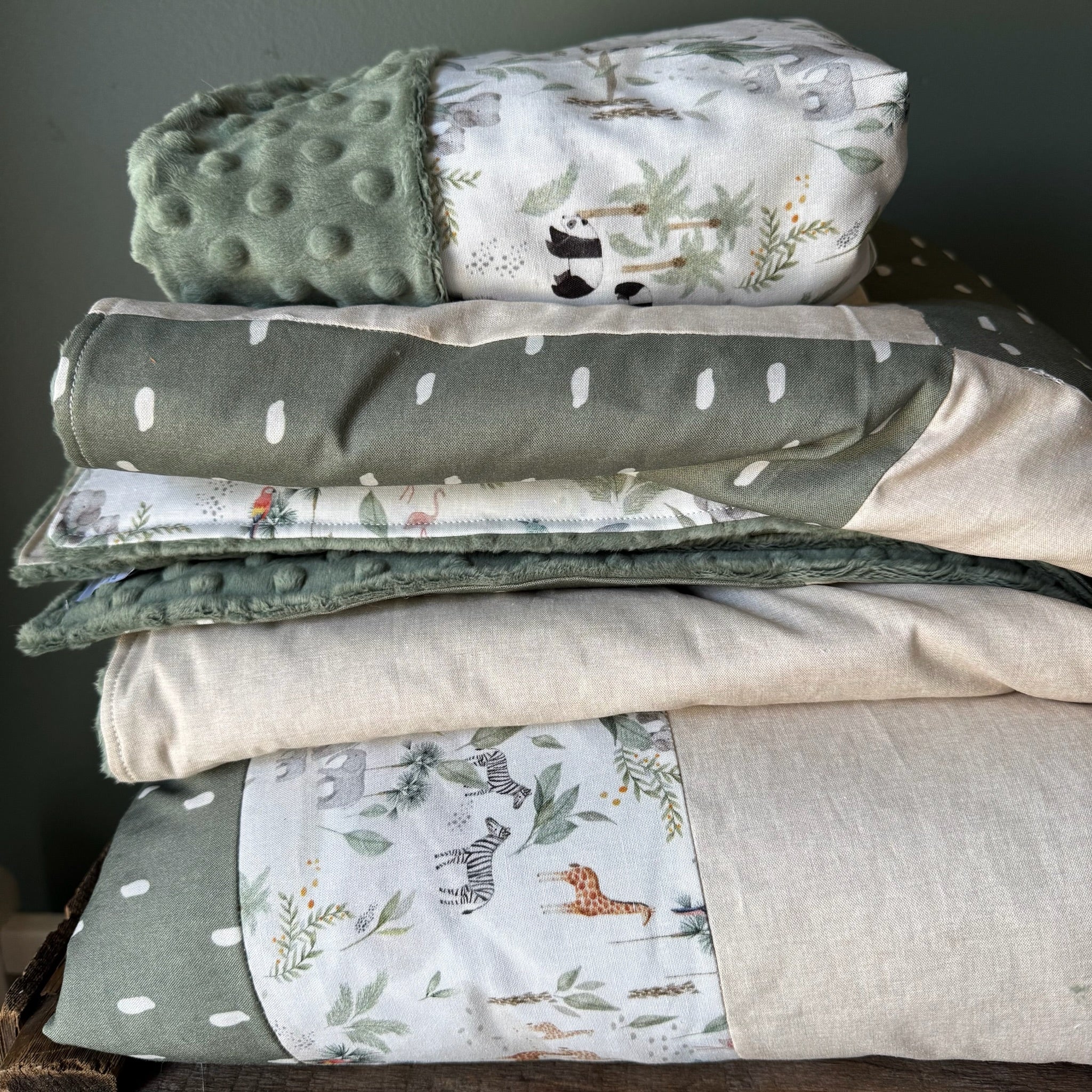 Prête à partir, Couverture de style courtepointe légèrement matelassée, Jungle. Endos doux en minky vert olive – Image 5