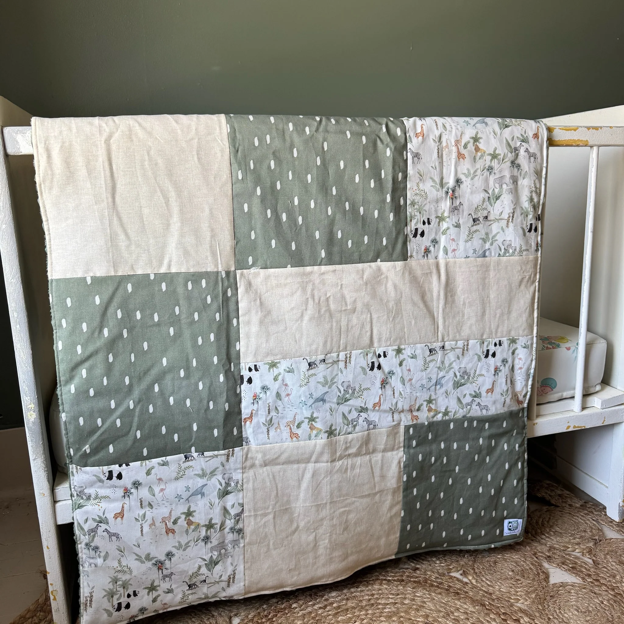 Prête à partir, Couverture de style courtepointe légèrement matelassée, Jungle. Endos doux en minky vert olive