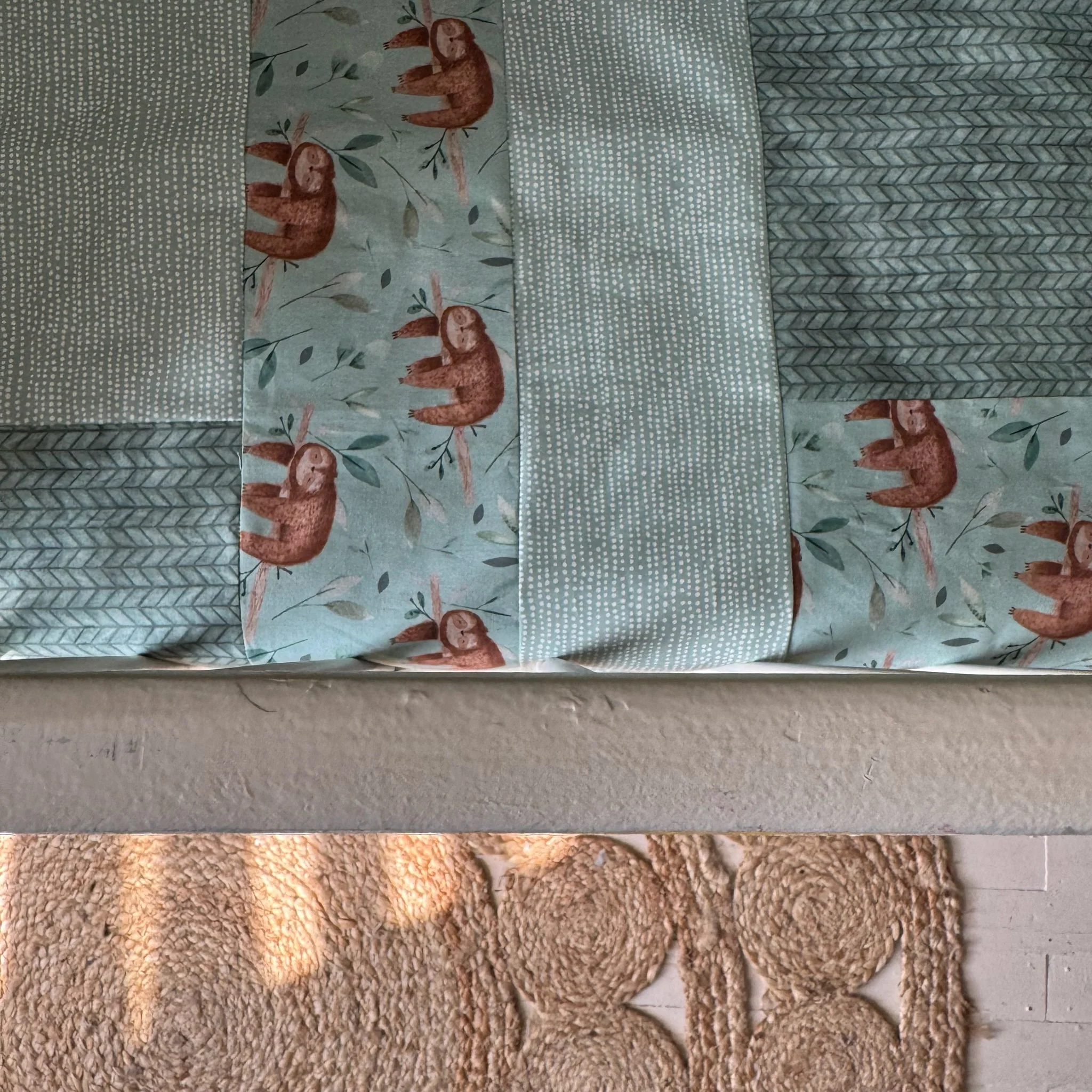 Prête à partir, Couverture de style courtepointe légèrement matelassée, Paresseux. Endos doux en minky émeraude – Image 3