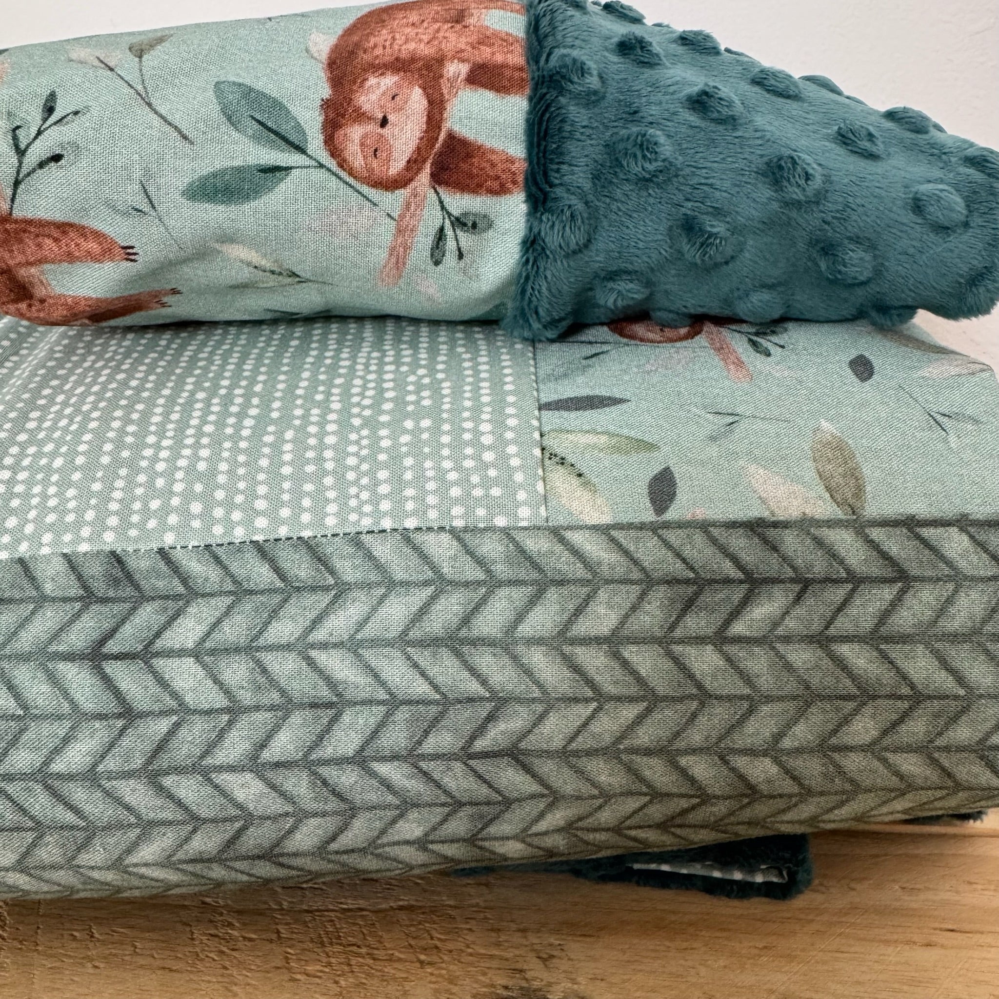 Prête à partir, Couverture de style courtepointe légèrement matelassée, Paresseux. Endos doux en minky émeraude – Image 8