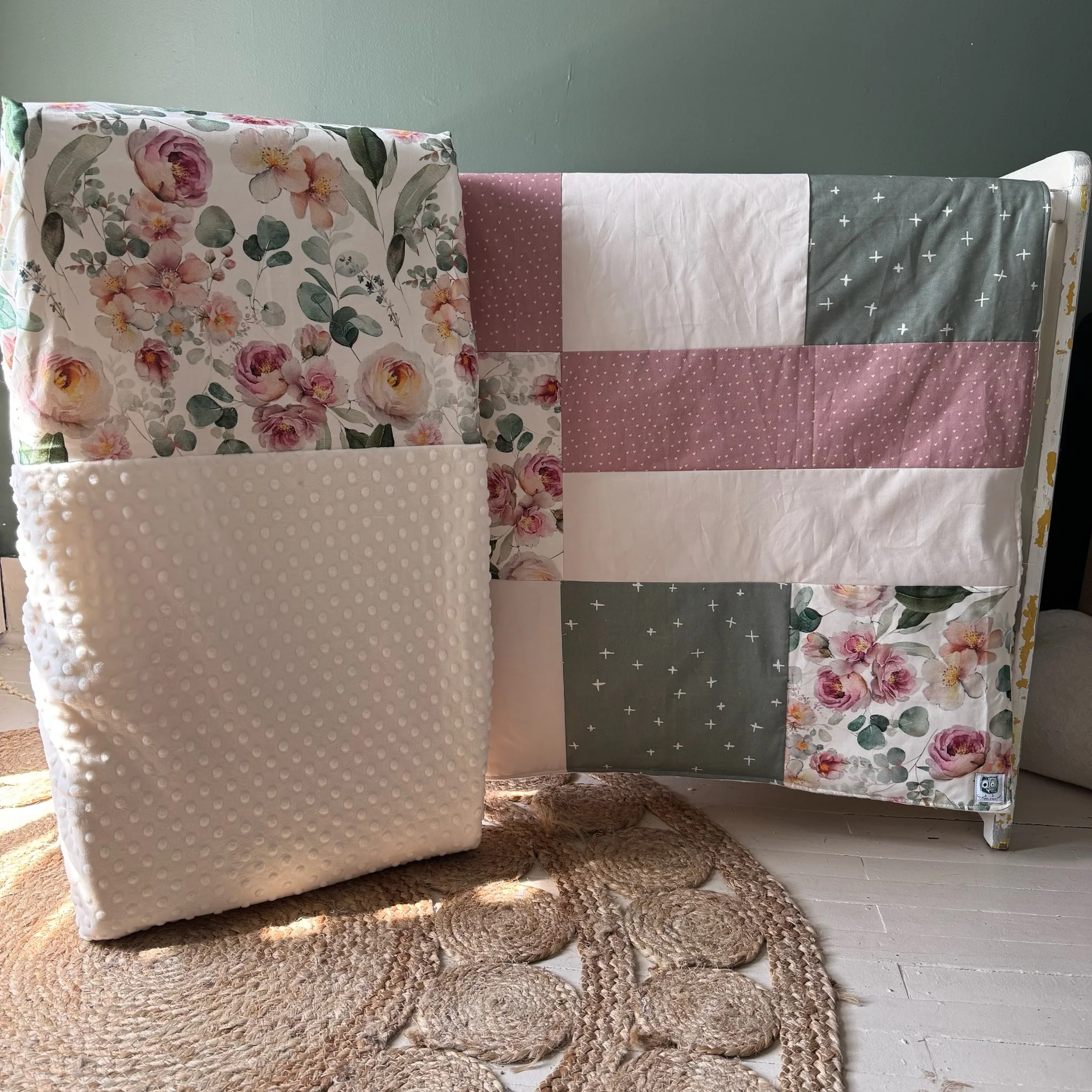 Prête à partir, Couverture de style courtepointe légèrement matelassée, fleurs roses et feuillage. Endos doux en minky ivoire – Image 3