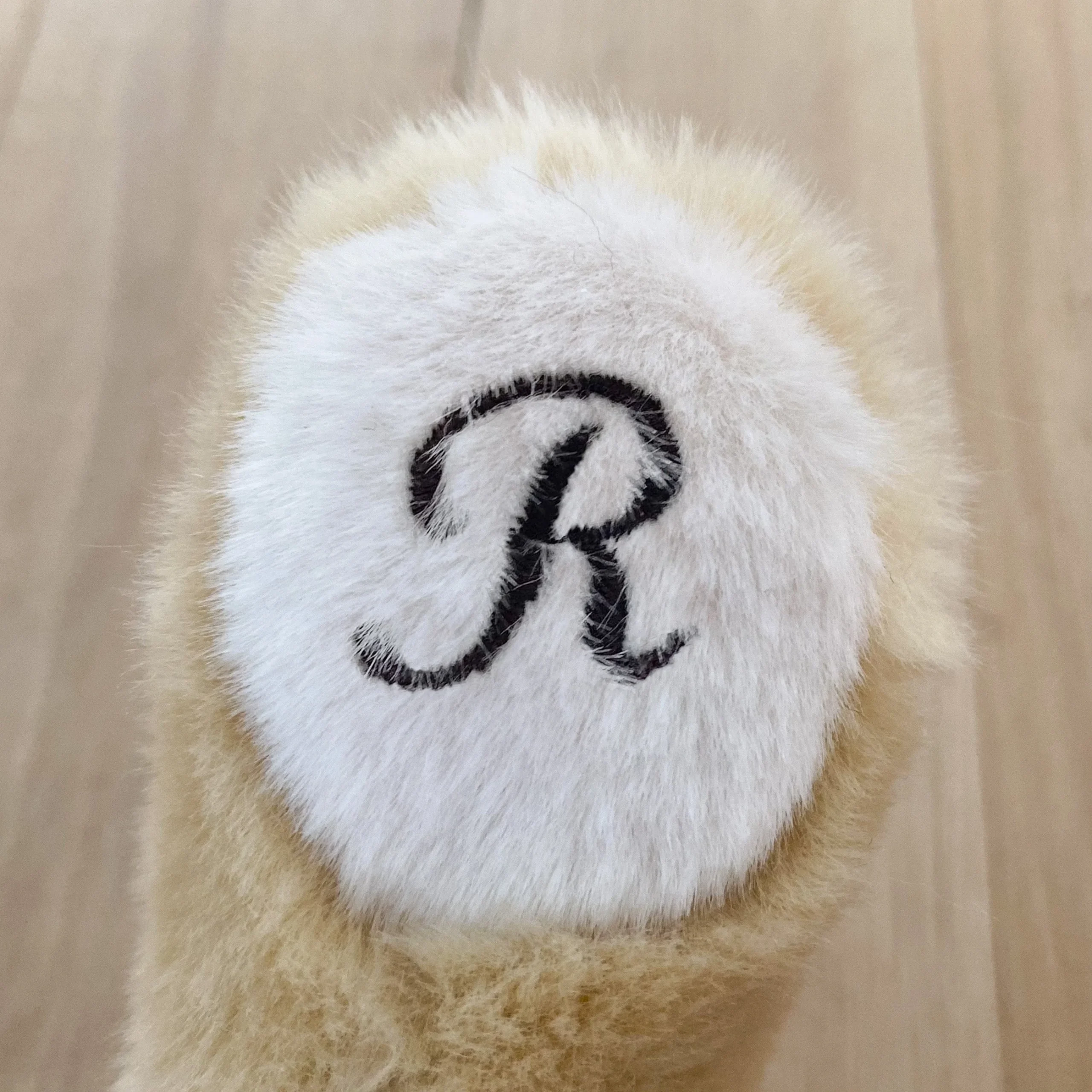 J'ajoute la broderie sur la patte du lion Melchior (80€)