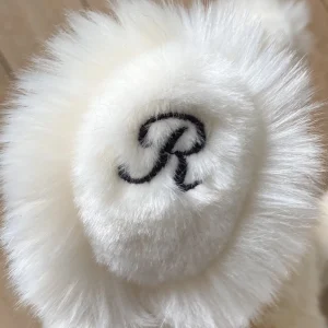 J'ajoute la broderie sur la patte de l'Ours Jules (80€)